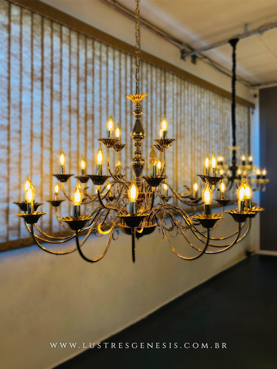 Lustre de Cristal Clássico Dourado com 15 braços, ideal para casas com pé direito duplo. Lustres Gênesis loja online de Lustres e Iluminação Decorativa